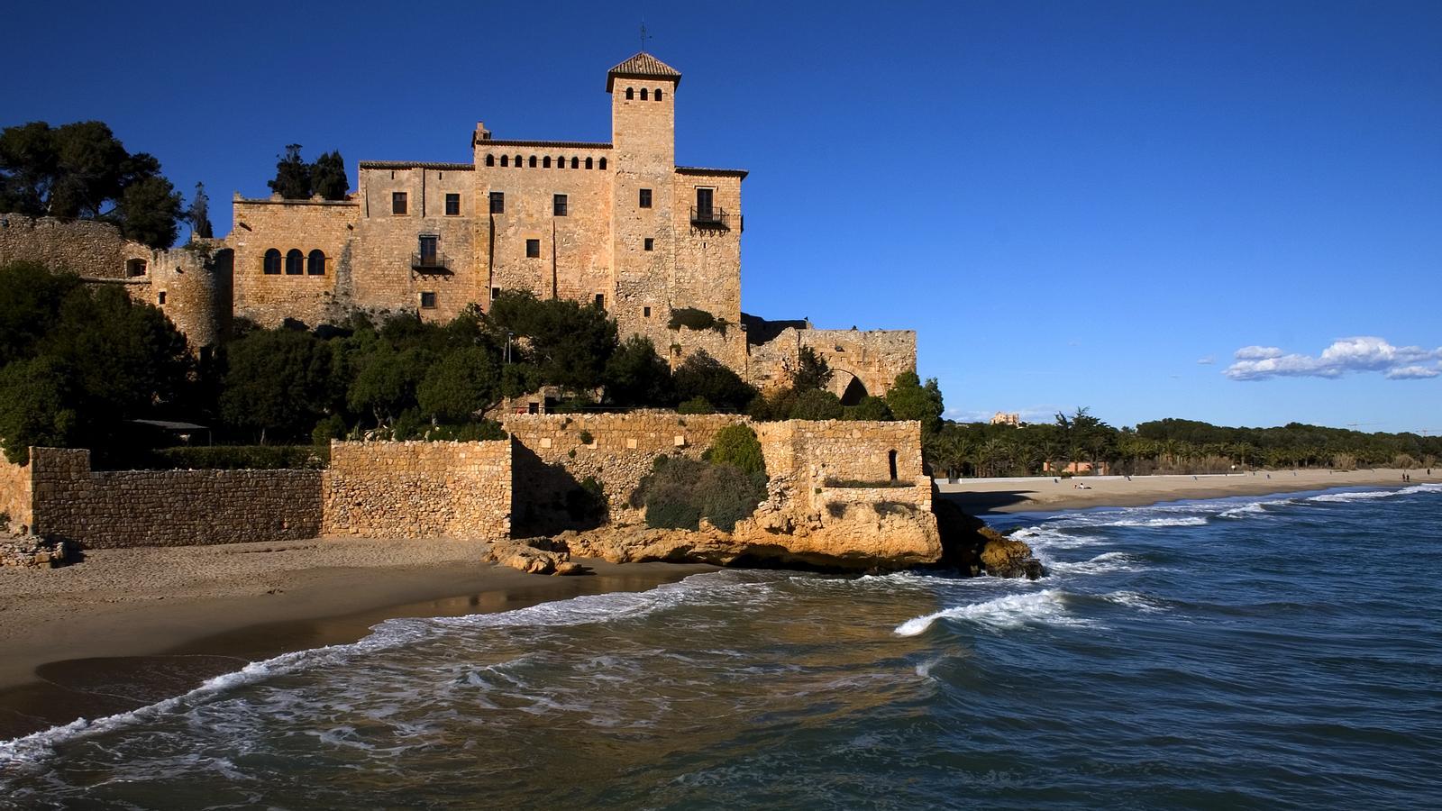 Tamarit Castle next to the beach