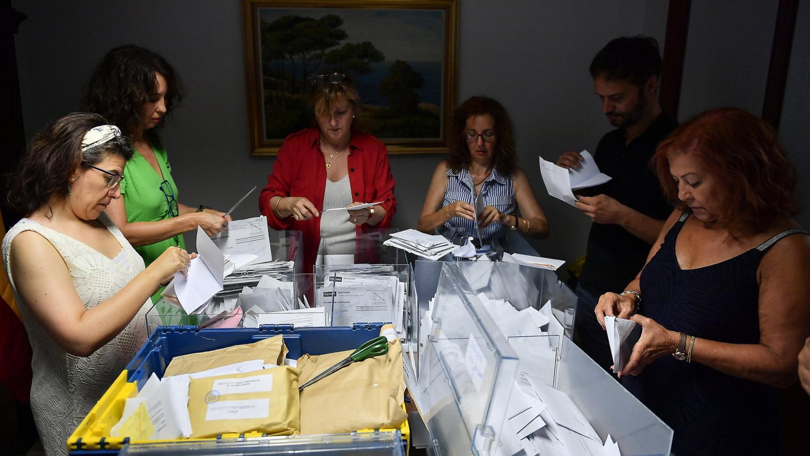 Trabajadoras de la Junta Electoral de las Baleares abriendo los sobres del voto exterior ayer en Palma.