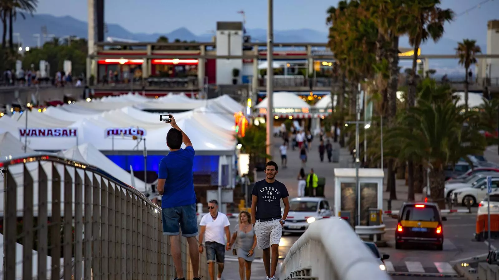 Ambient del Port Olímpic al vespre, en una foto d'arxiu