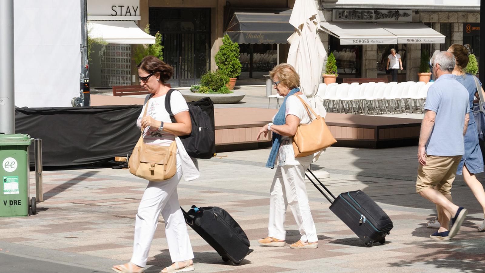 Dues turistes a la plaça Coprínceps d'Escaldes-Engordany. / ARXIU ANA