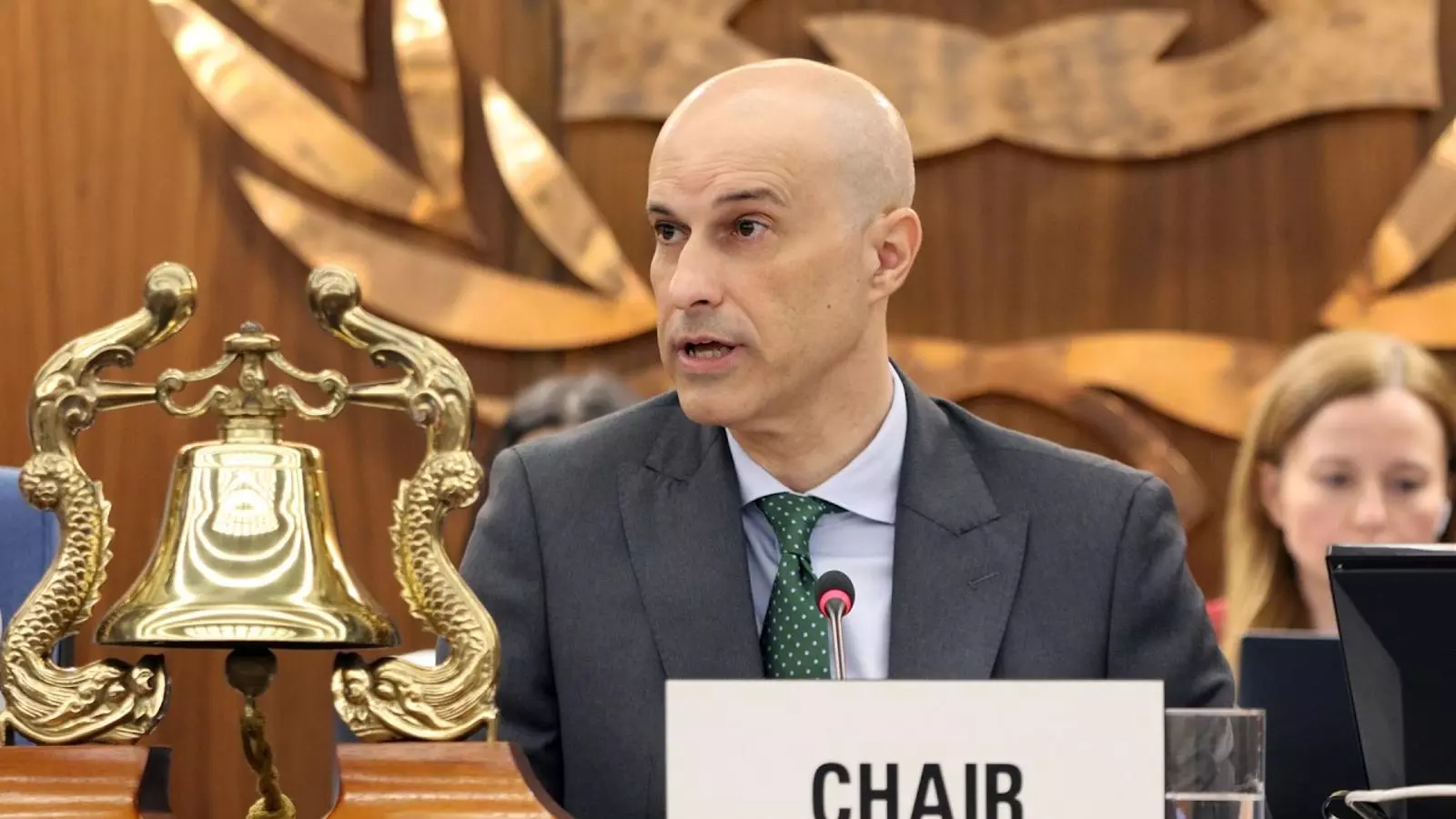 Víctor Jiménez: "Hi ha dos mil vaixells amb 20.000 mariners atrapats pel bloqueig d'Ormuz"