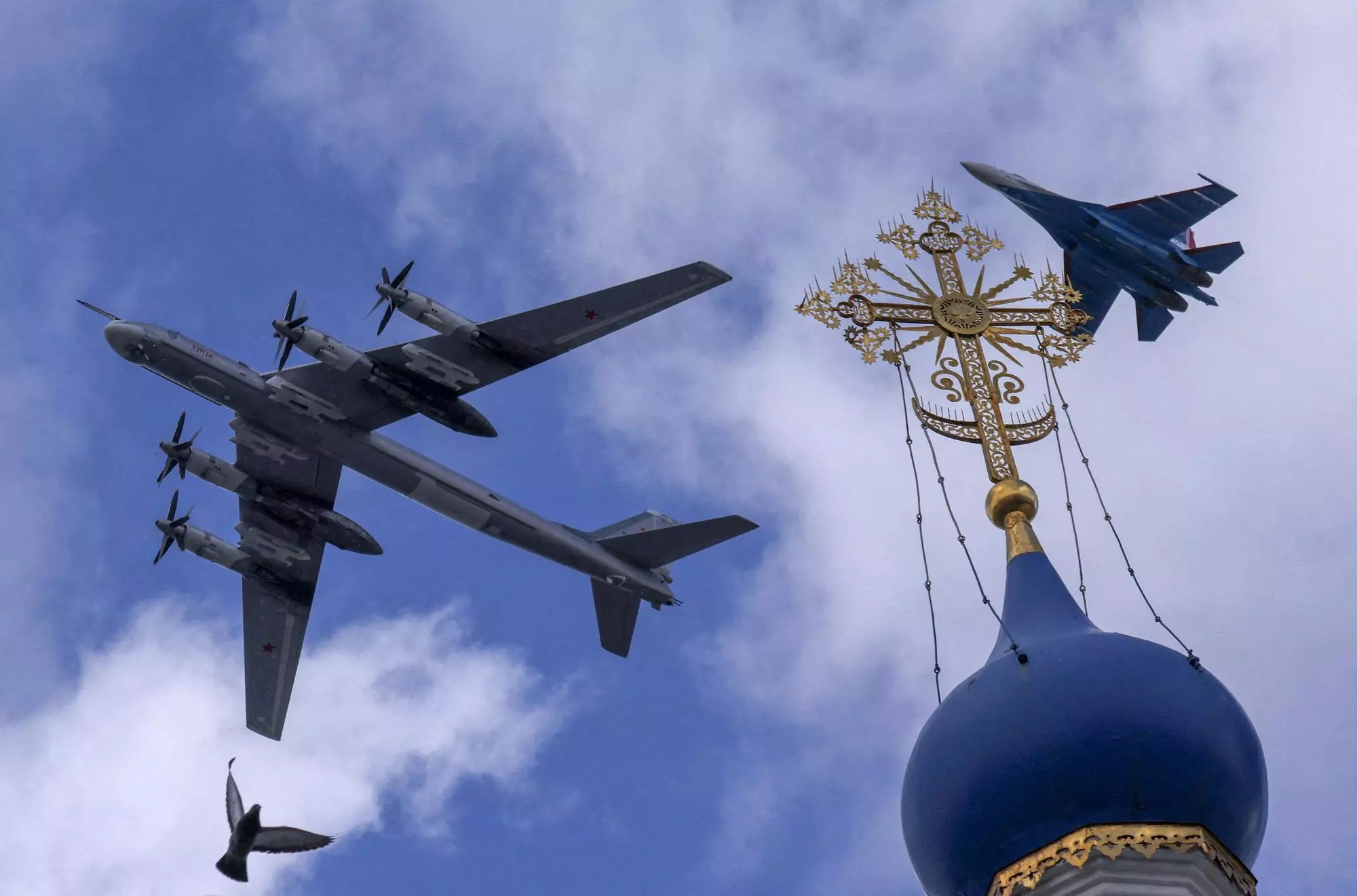 Avions militars sobre el cel de Moscou en els assajos previs a la celebració del Dia de la Victòria, aquest 9 de maig de 2022.