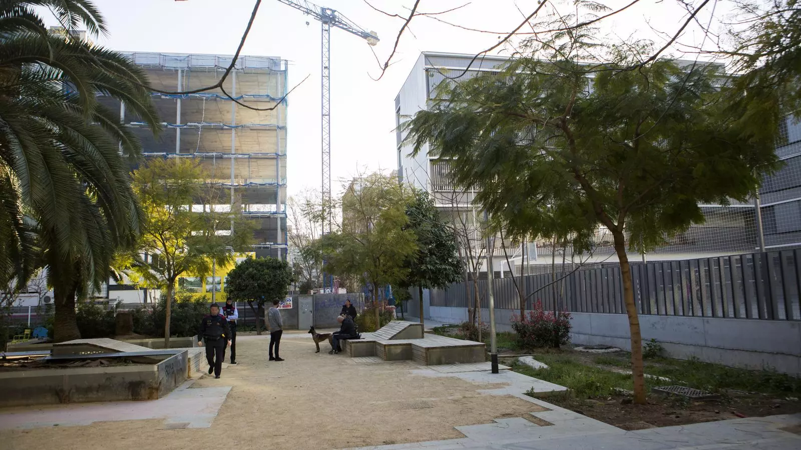 Imatge general del parc Jardins d'Emma de Barcelona on han trobat el mort per sobredosi