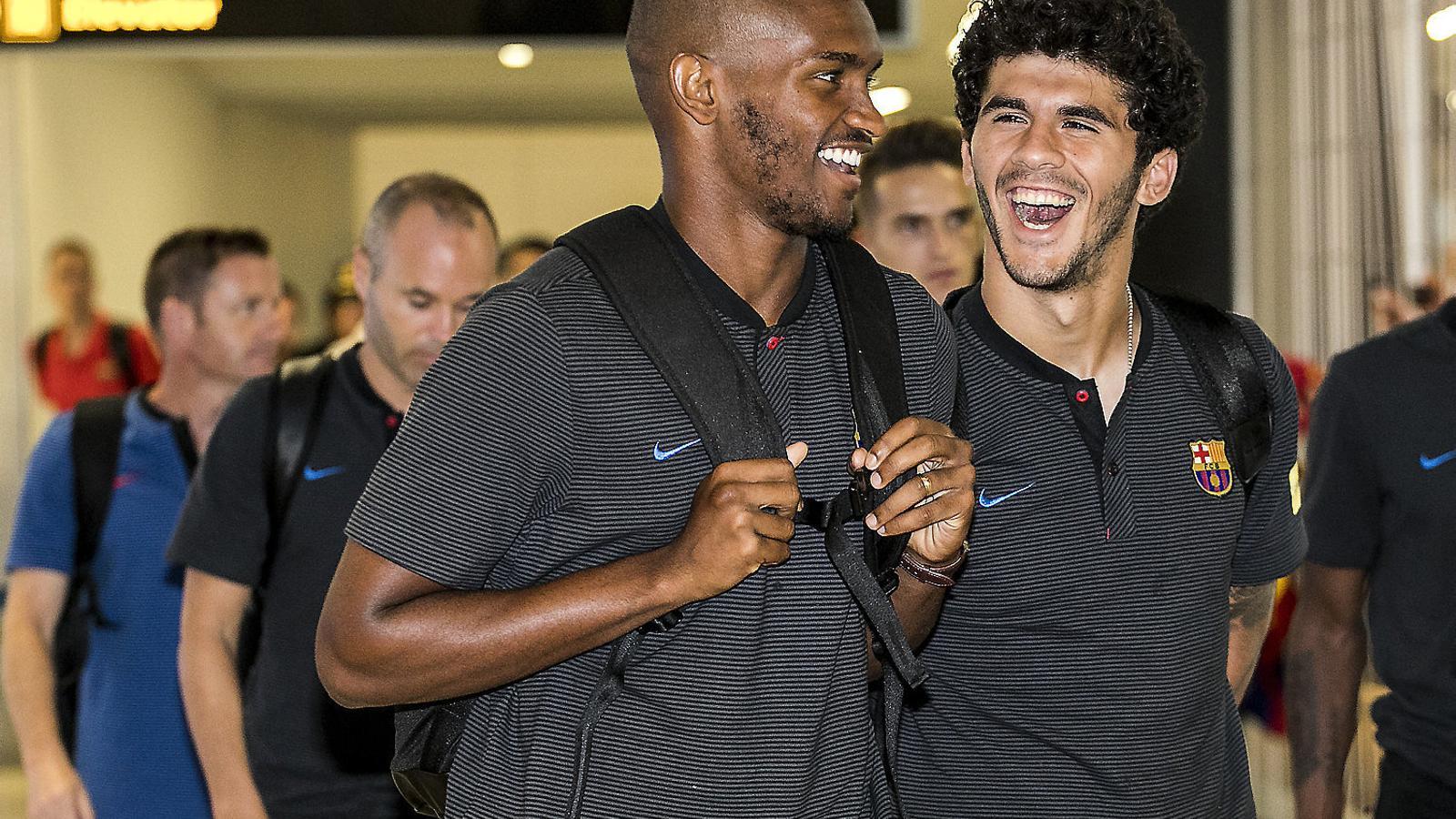 Els joves jugadors del Barça Carles Aleñá i Marlon Santos en l’arribada de l’expedició als Estats Units.