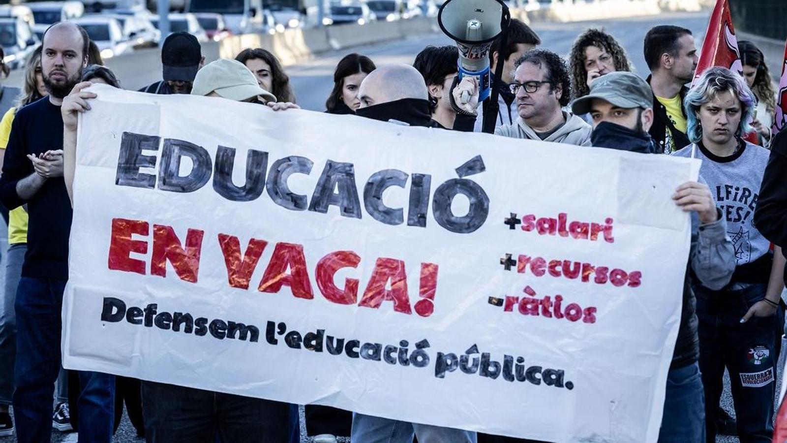 Teachers block the Ronda de Dalt in Barcelona at Mundet, on May 12.