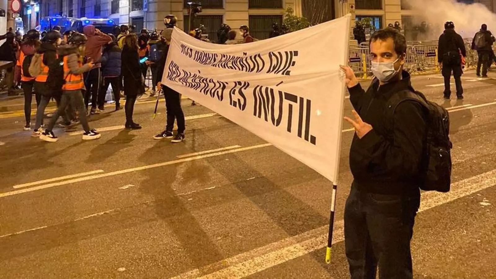 Fèlix Colomer lleva la pancarta