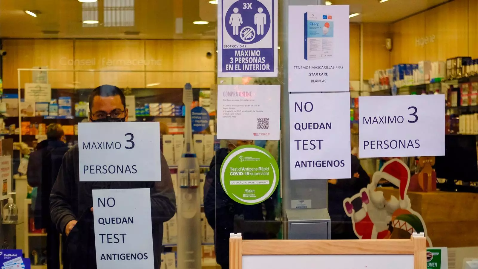 Cartell dient que no queden testos d'antígens en una farmàcia de l'Hospitalet de Llobregat