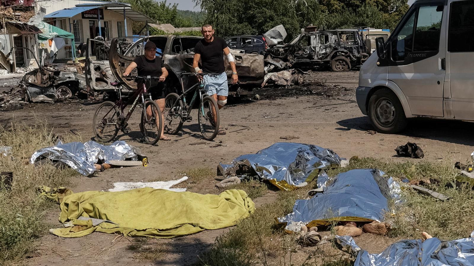 Cuerpos de vecinos muertos por el ataque de drones rusos a la localidad de Petxeníkhy, en la región de Khàrkiv, este martes.