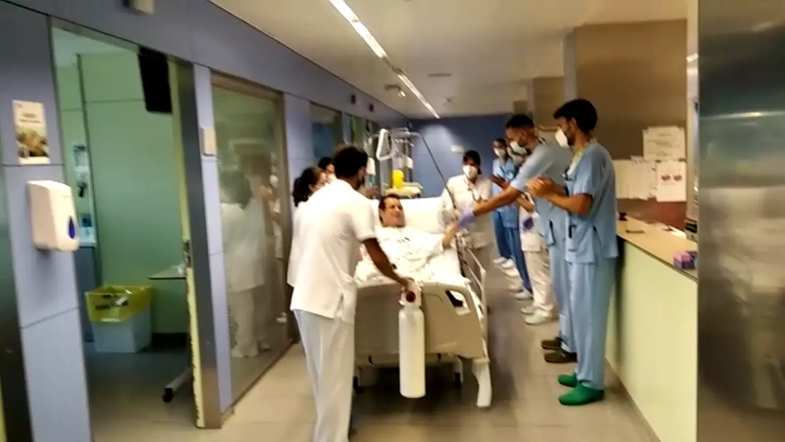 Aplaudiment al Raúl Romero sortint després de 125 dies a l'UCI