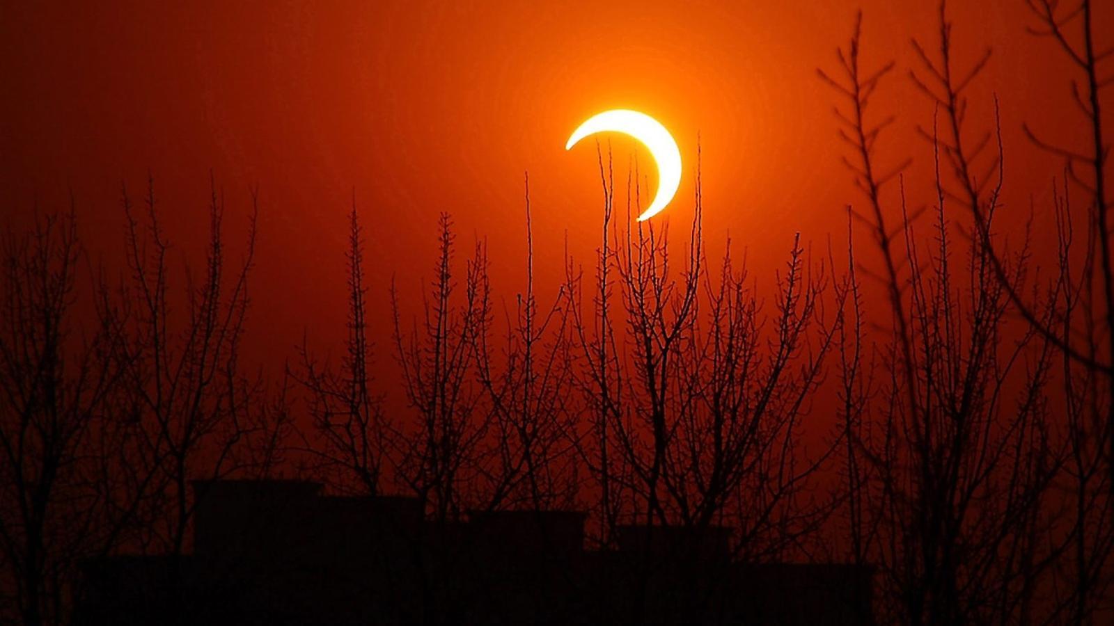 Els experts expliquen que el Sol  s’ocultarà demà un 63% en el moment àlgid de l’eclipsi.