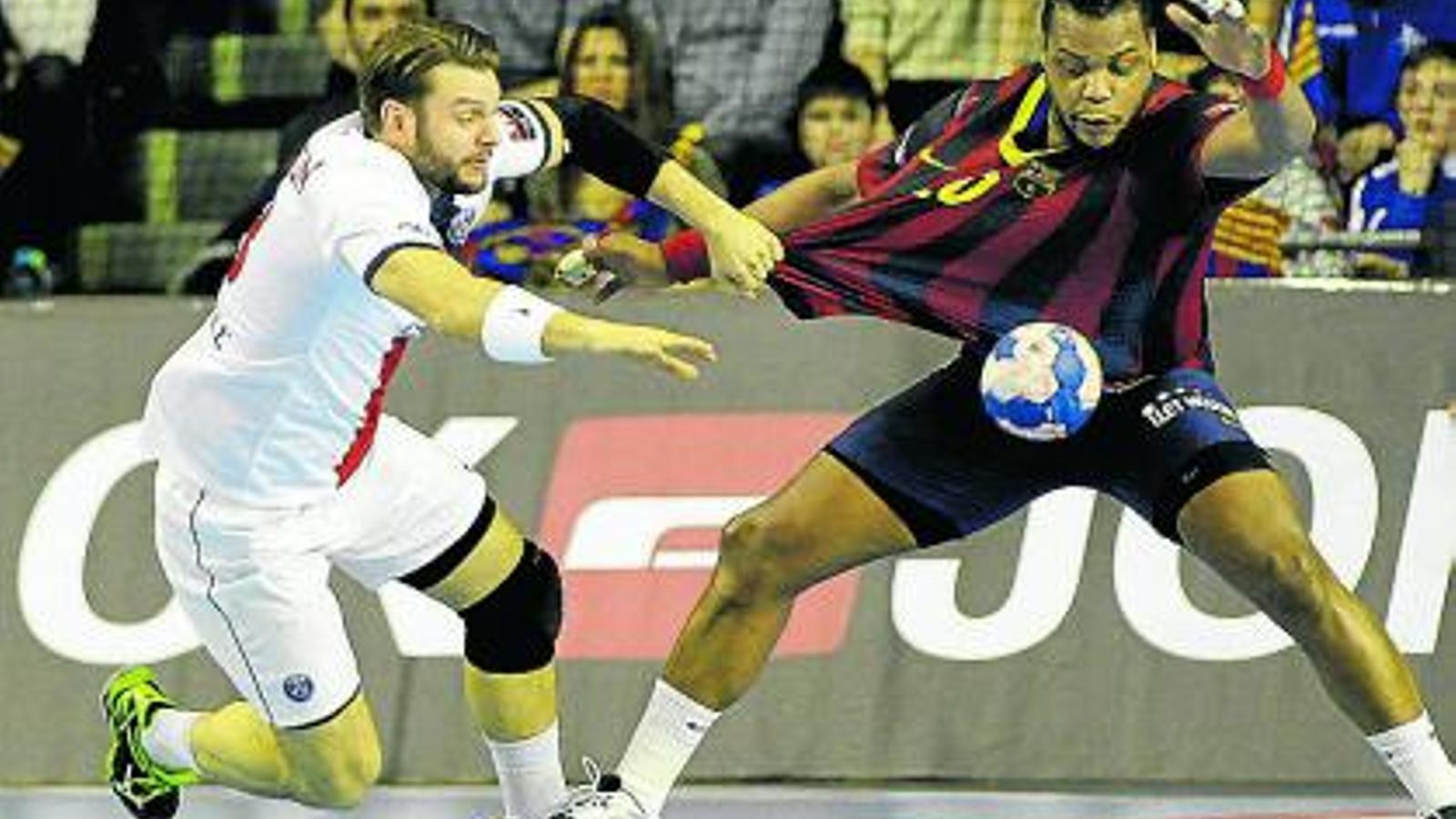 Robert Gunnarsson i Cédric Sorhaindo lluitant per una pilota al Palau Blaugrana.