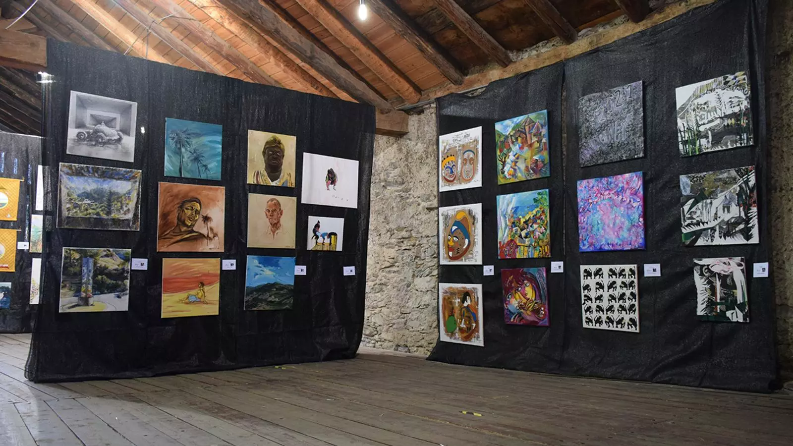 Algunes de les obres exposades en el marc de la cloenda de la setena edició de l'Art Camp Andorra.