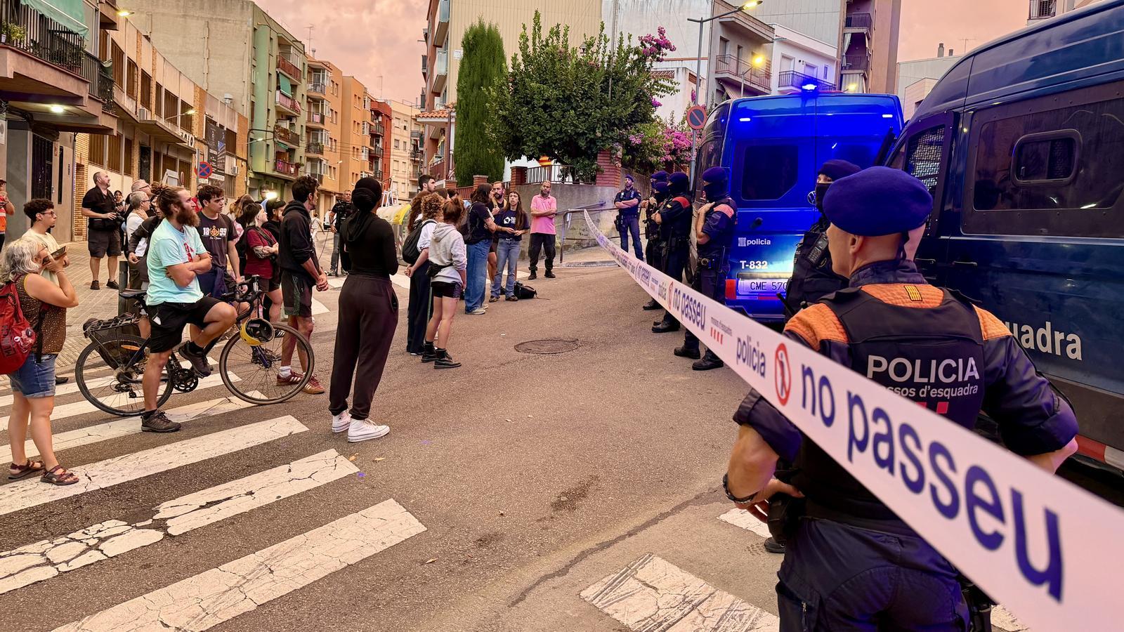 Neighbors at the doors of where the eviction of a family with minors and people with disabilities is planned in the Cerdanyola neighborhood of Mataró.