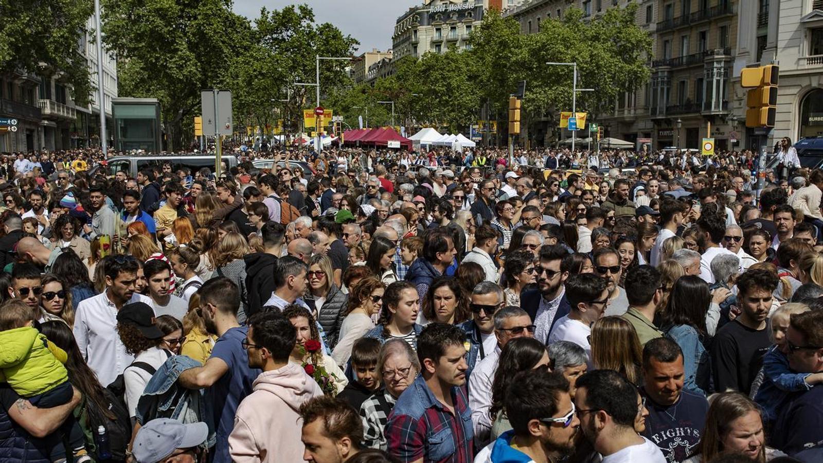 Una gentada al passeig de Gràcia i les Rambles al migdia per Sant Jordi.