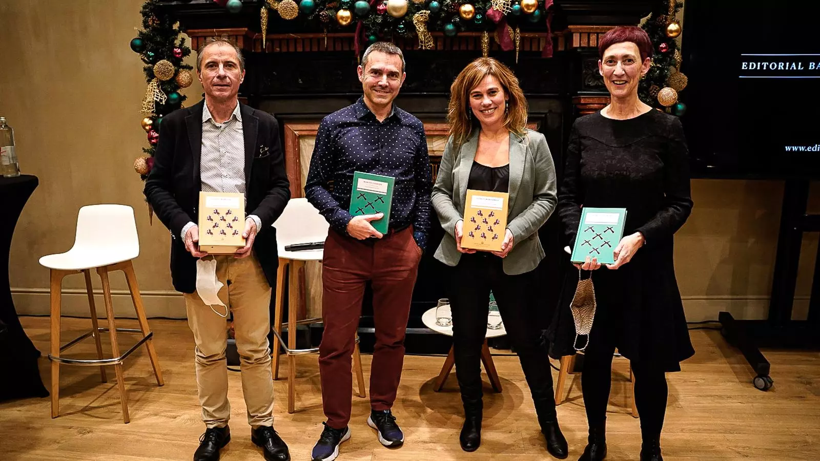 El professor Josep Pujol, Oriol Magrinyà, el director de l'editorial Barcino; la directora de la Fundació Lluís Carulla, Marta Esteve, la professora Margarida Casacuberta