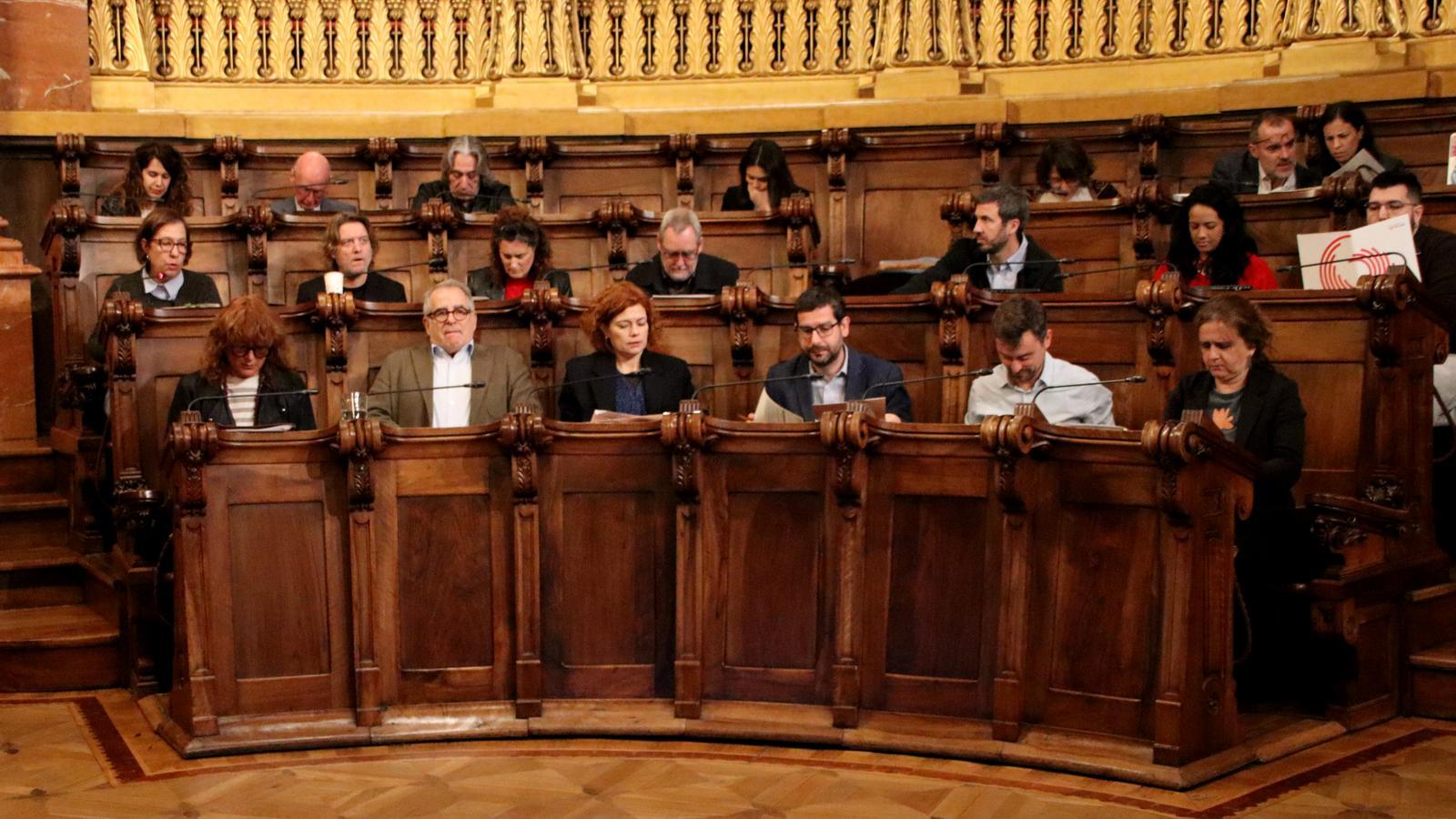 Els regidors de PSC, Barcelona en Comú i ERC en el ple de l'Ajuntament.
