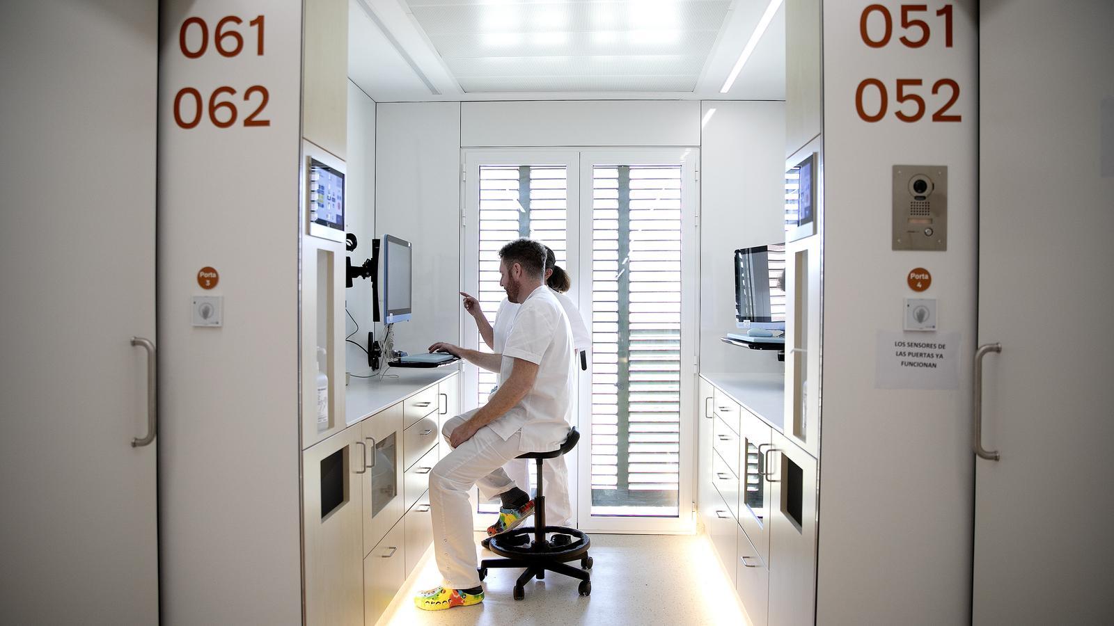 Dos profesionales en la unidad de trasplante y hematología intensiva