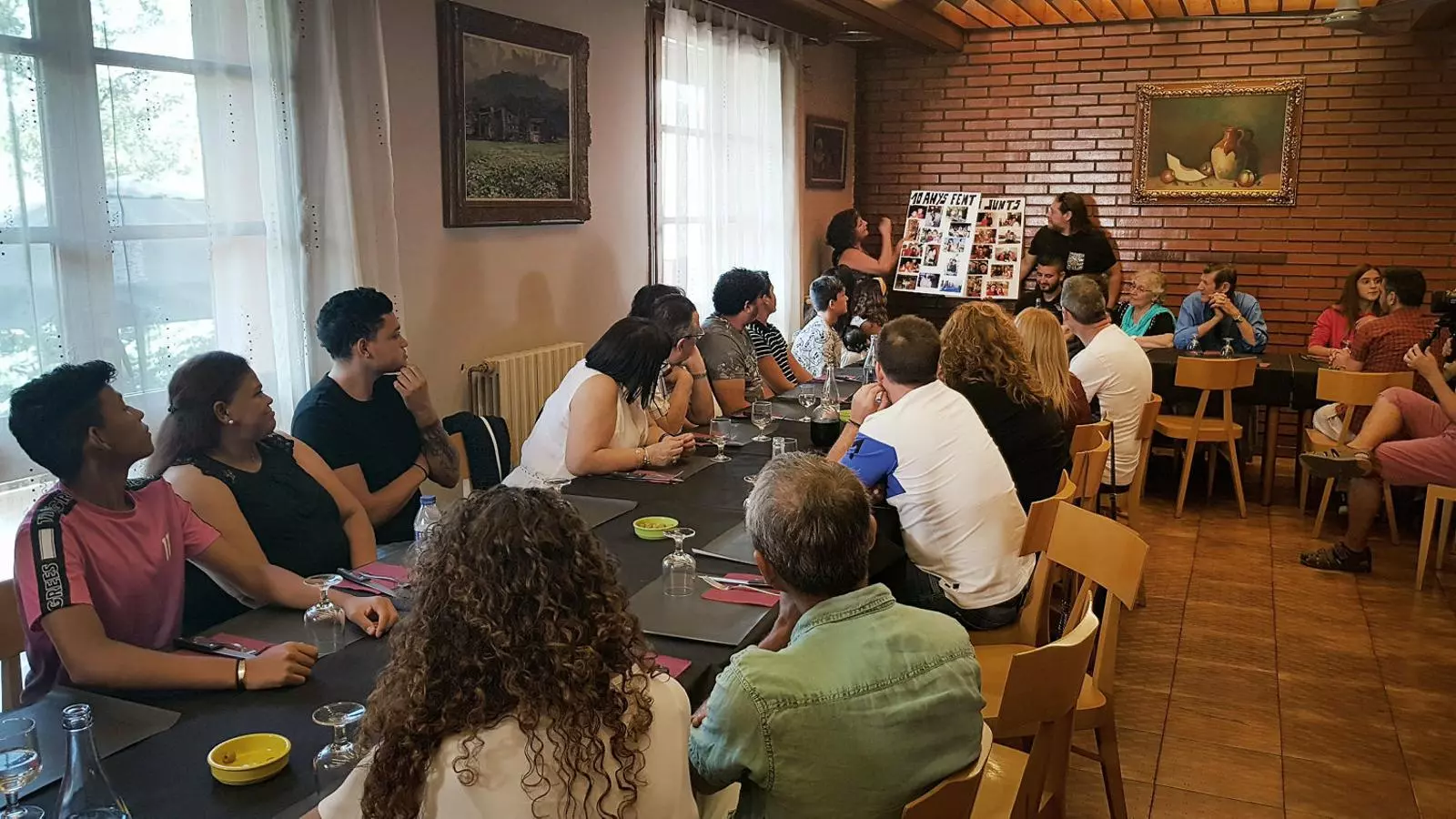 01. Eduard Canimas interpretant una cançó al documental Calidoscopi d’afectes. 02. Un moment de la festa d’aniversari d’un dels usuaris de Plataforma Educativa.