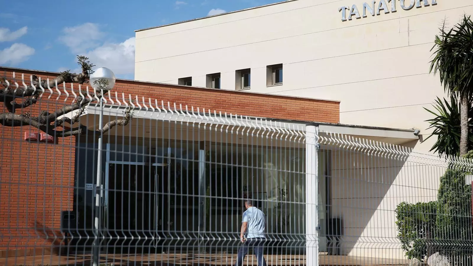 L’entrada del tanatori del Vendrell, que pertany a la Funerària Selva.