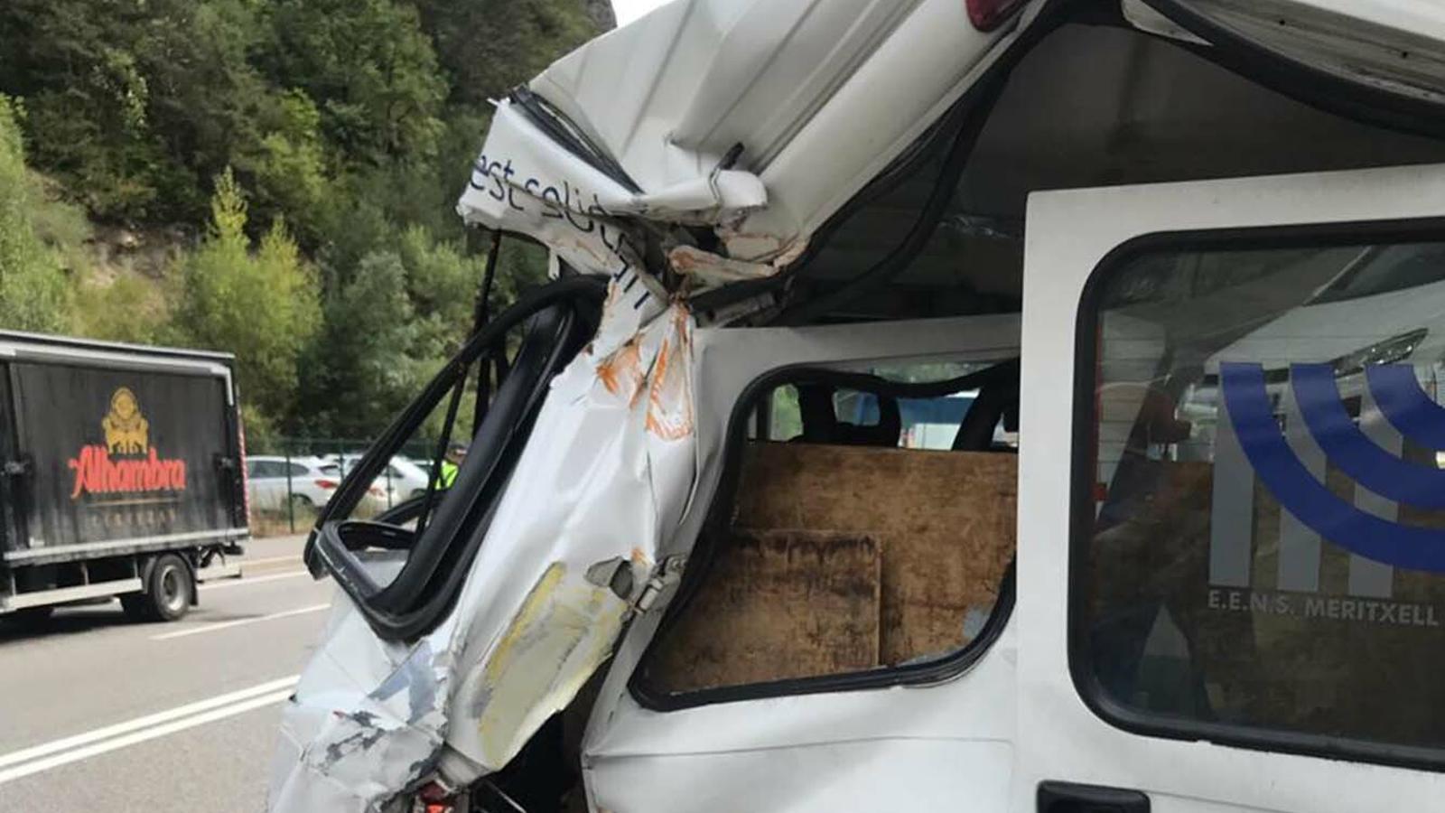 Estat en què ha quedat la furgoneta després de la topada. / ARA ANDORRA