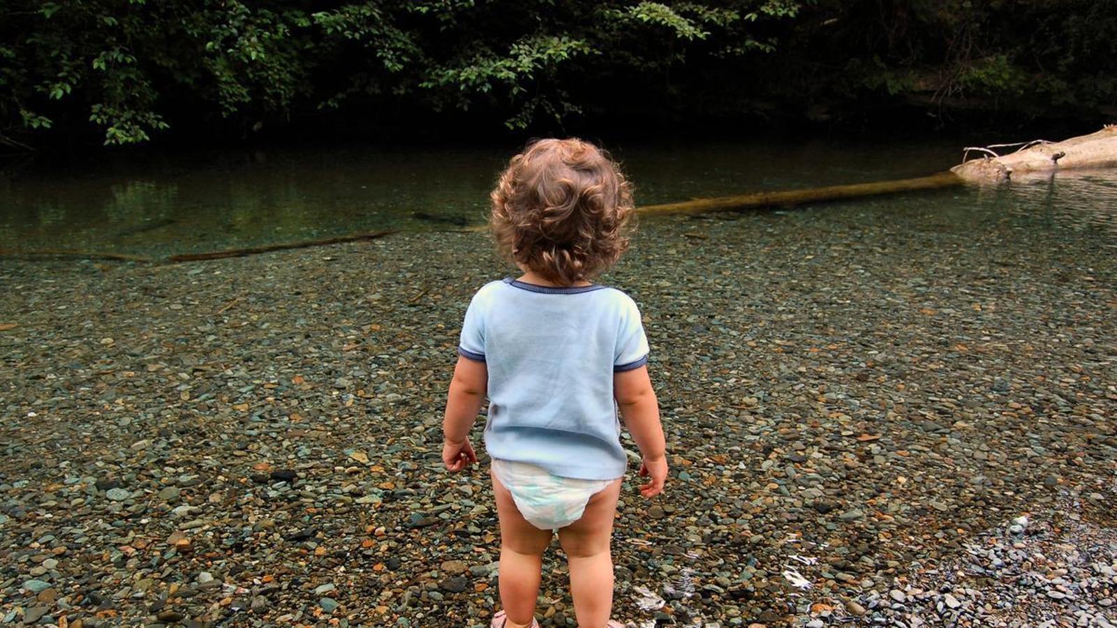 Un niño con pañales
