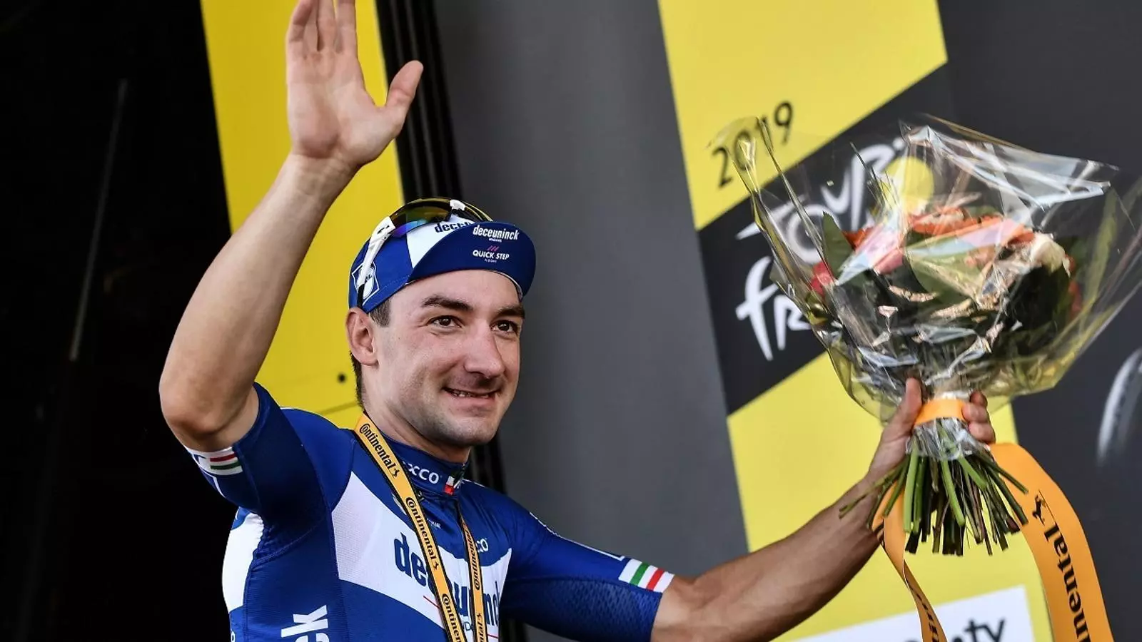 Viviani guanya i Alaphilippe manté el mallot groc
