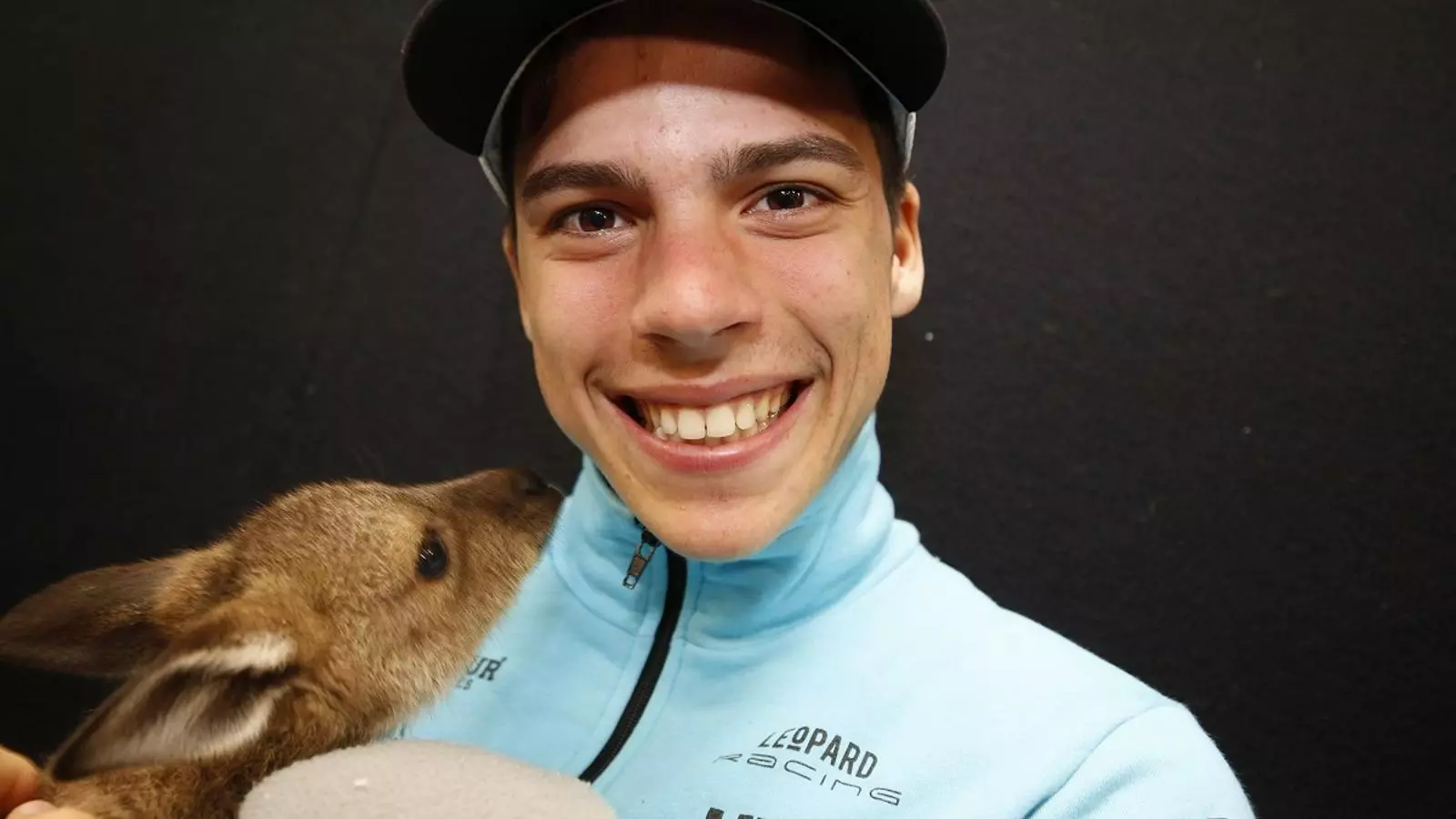 Joan Mir, amb una cria de cangur, en un acte promocional del GP d'Austràlia