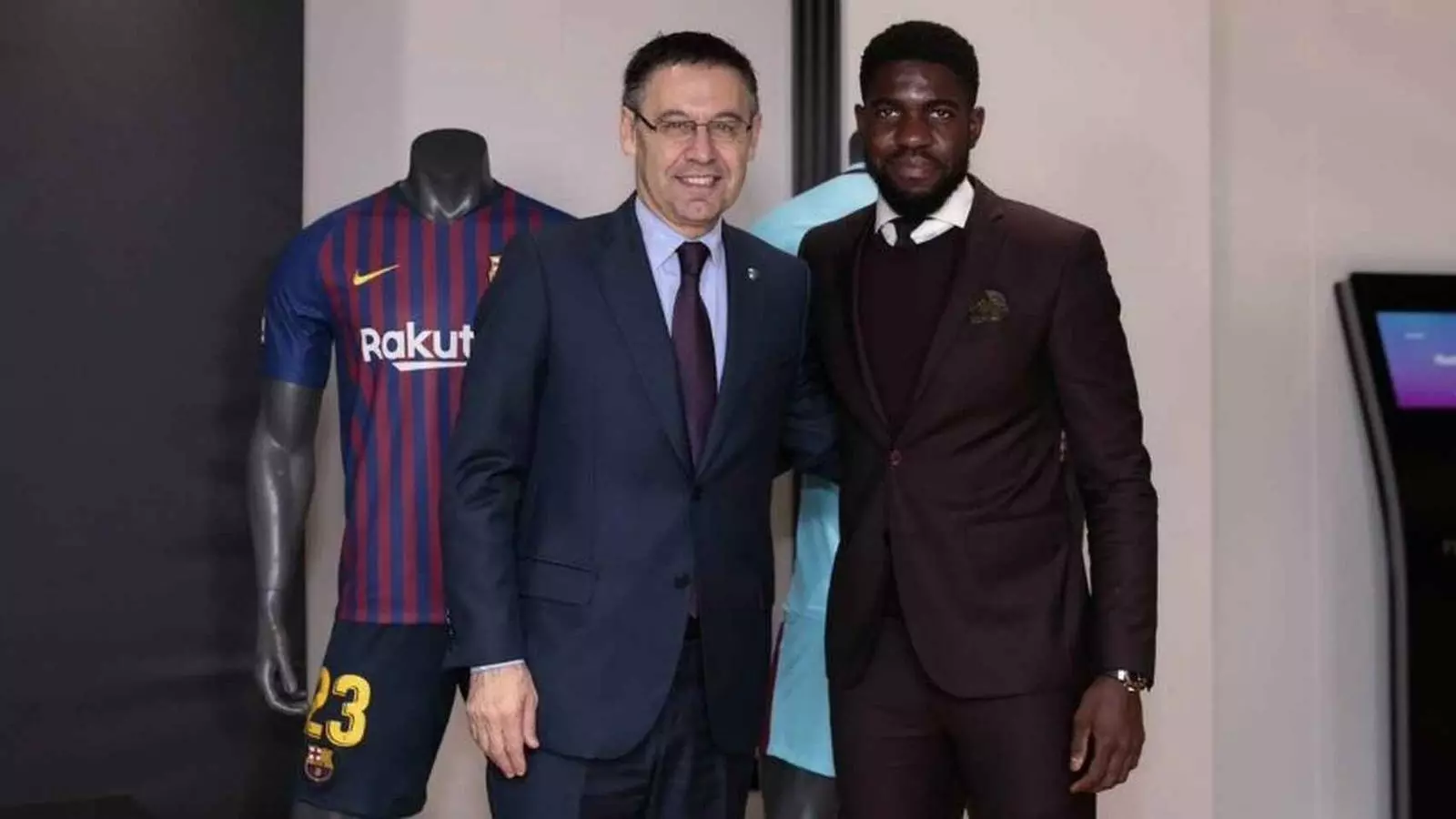 Josep Maria Bartomeu con Umtiti después de firmar la renovación del 2018.
