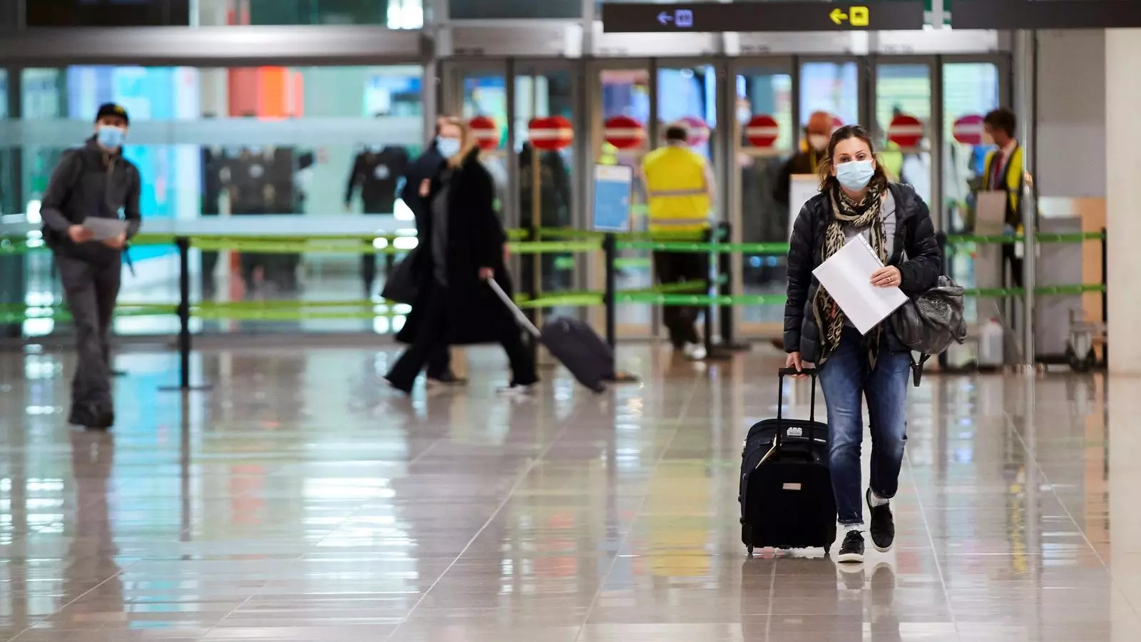 Una viatgera a l'arribada a l'aeroport del Prat
