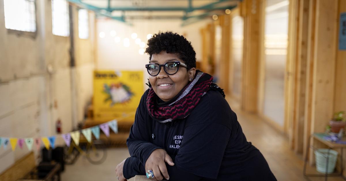 “Abans volia canviar el món. Ara soc conscient que no puc fer-ho”, explica Quinny Martínez Hernández, poeta, activista i directora de la Fira Itinerant del Llibre Migrant.