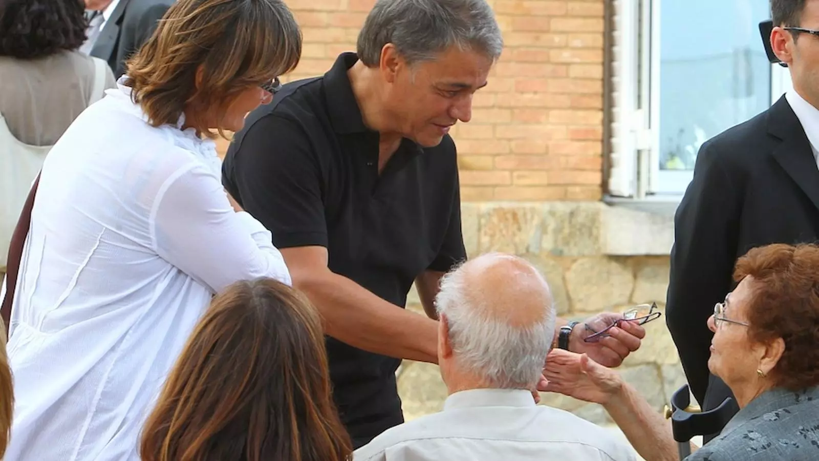 Joaquim Maria Puyal donant el condol a la família d'Emili Teixidor. / PERE VIRGILI