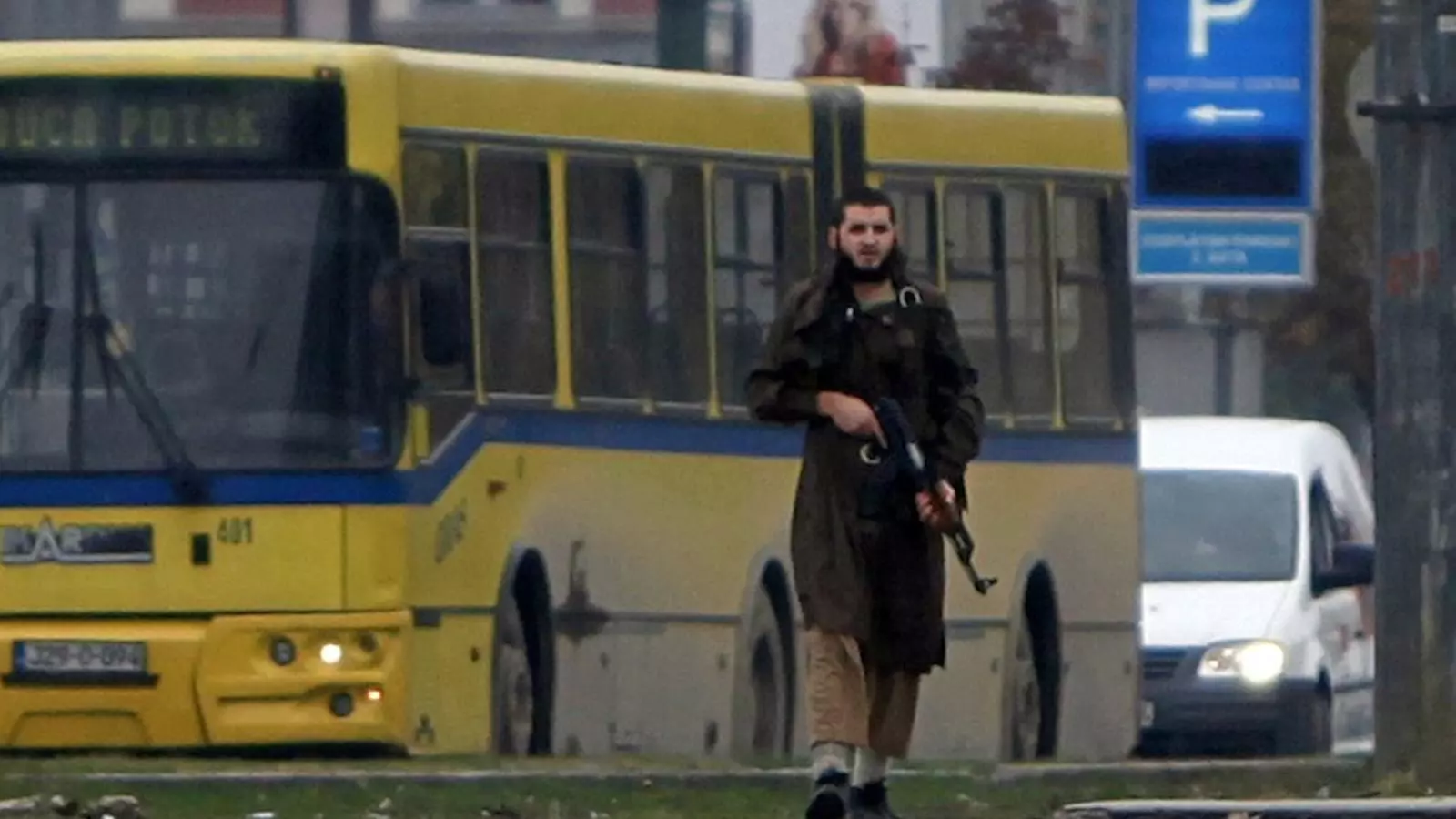 L'home que ha disparat contra l'ambaixada dels EUA a Sarajevo / REUTERS