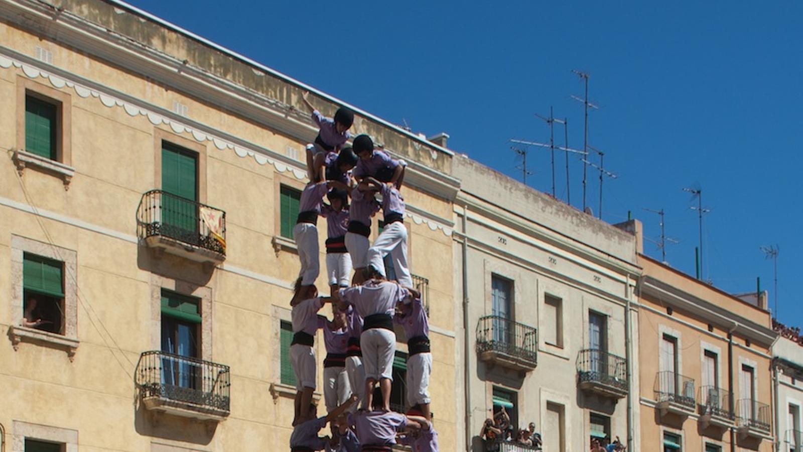 El 5 de 9 amb folre de la Colla Jove Xiquets de Tarragona a les festes de Santa Tecla / TJERK VAN DER MEULEN