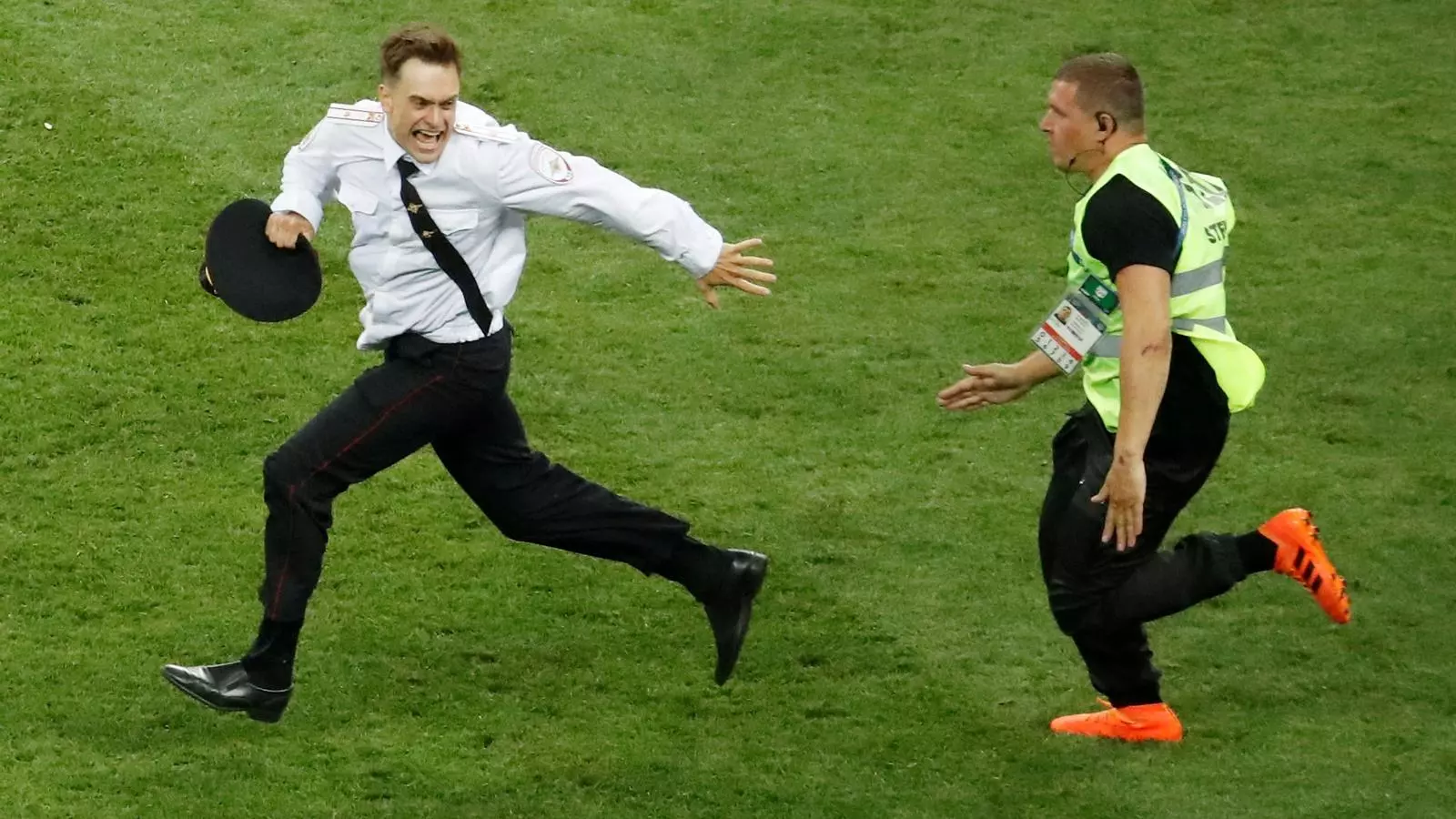 L'activista Piotr Verzílov protesta durant la final del Mundial de futbol a Rússia.
