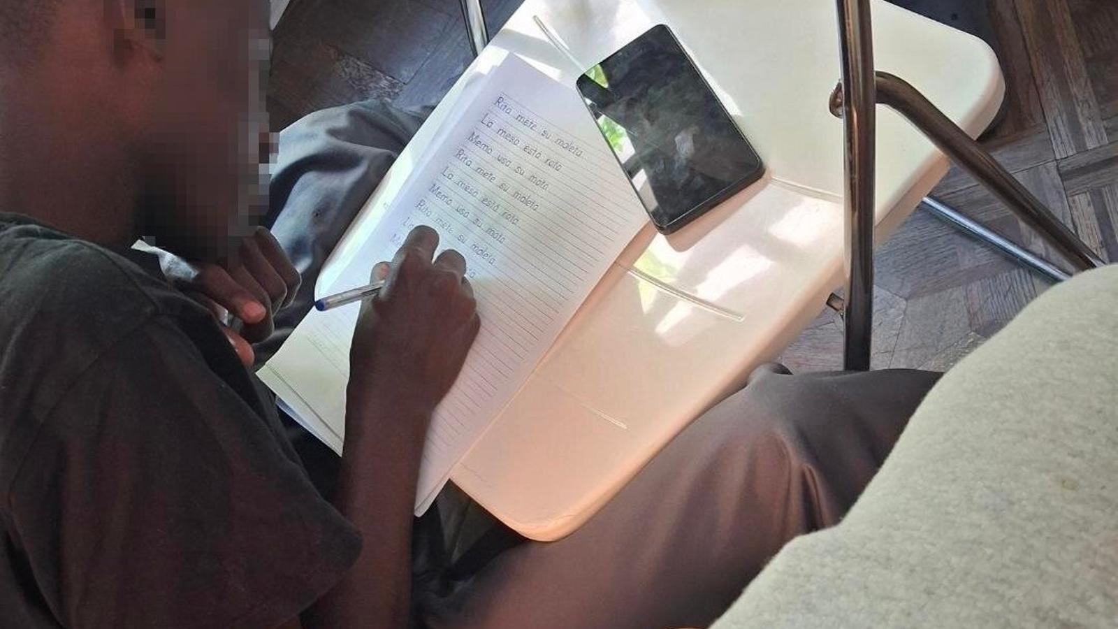 Barp (fictitious name) studies Spanish in the humanitarian attention center of Seville in which he is sheltered.