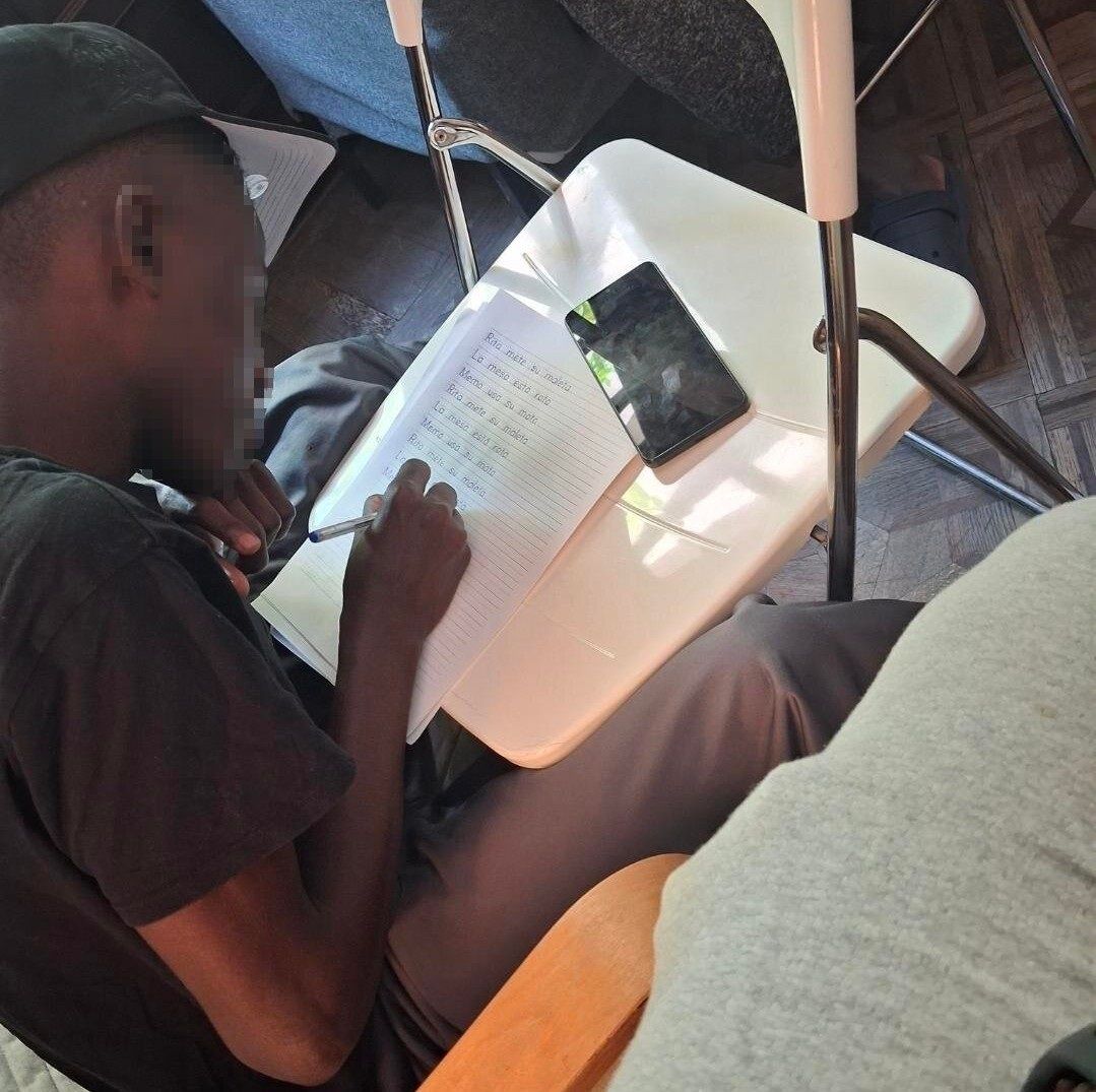 Barp (nom ficiticio) estudia castellà en el centre d'atenció humanitària de Sevilla en el qual es troba acollit.