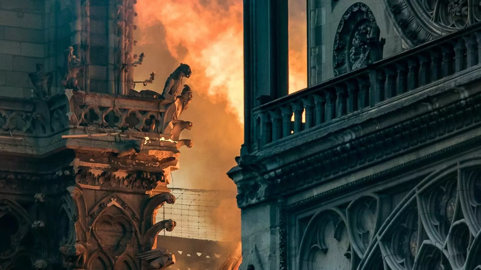 Fa un any les flames i el fum arribaven a les gàrgoles de la catedral de Notre-Dame