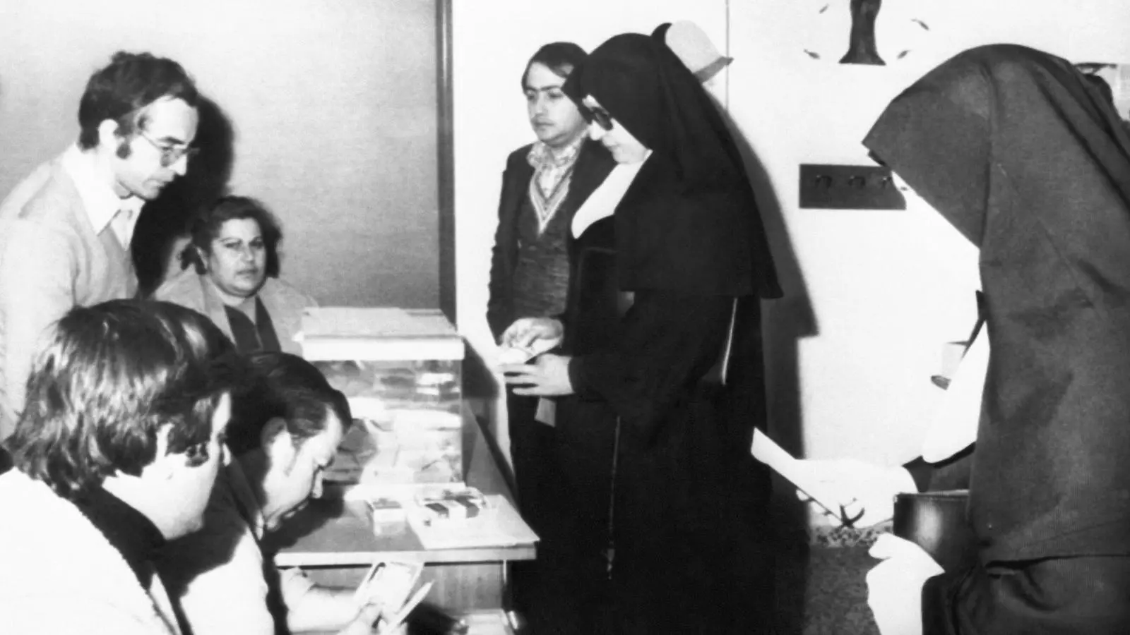 Dues monges votant a Huelva al referèndum celebrat el 28 de febrer de 1980 per ratificar la via autonòmica per l'article 151 de la Constitució.