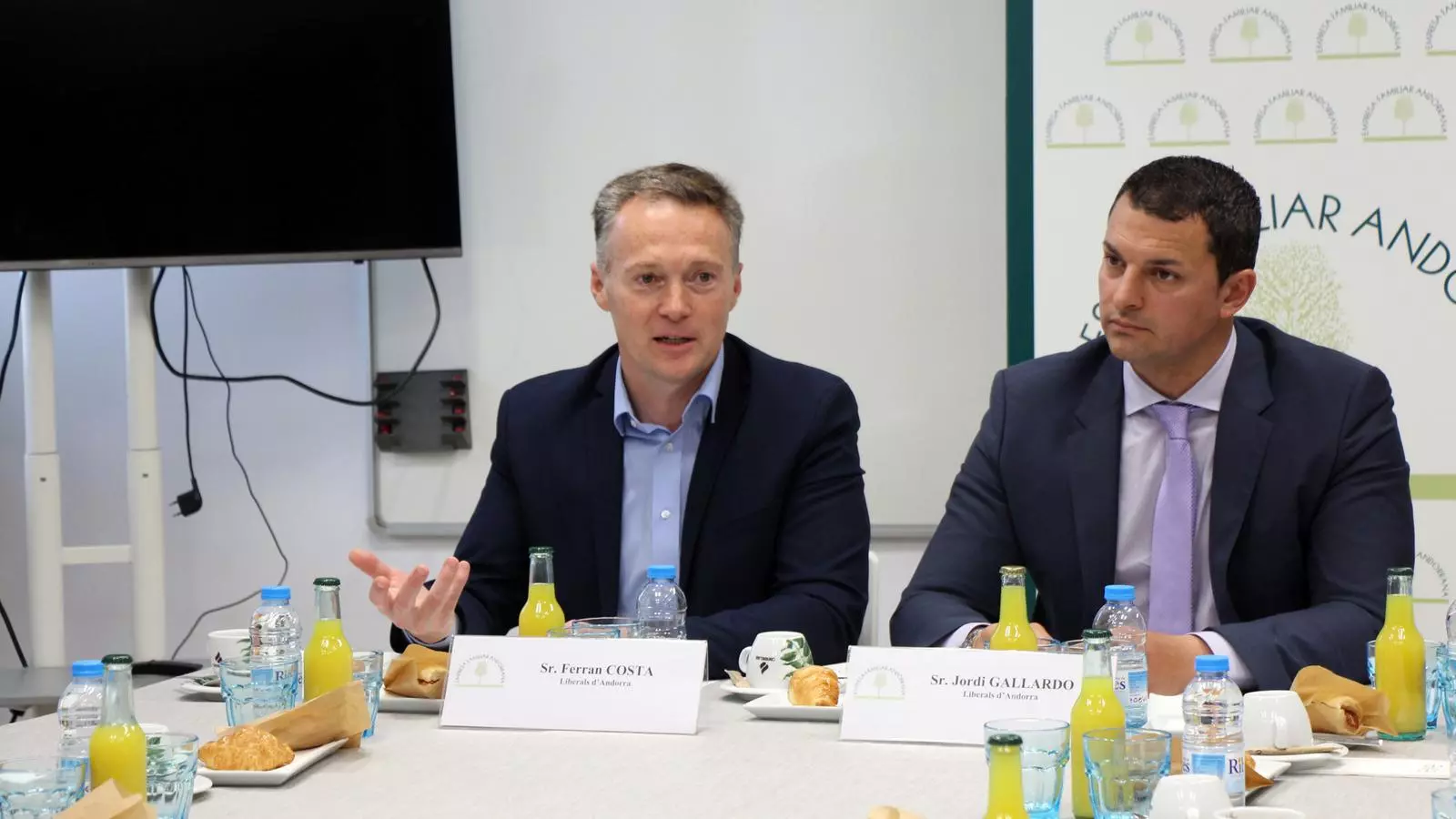 El número 1 i 2 de la llista de L'A durant la reunió mantinguda amb l'EFA. / C. G.