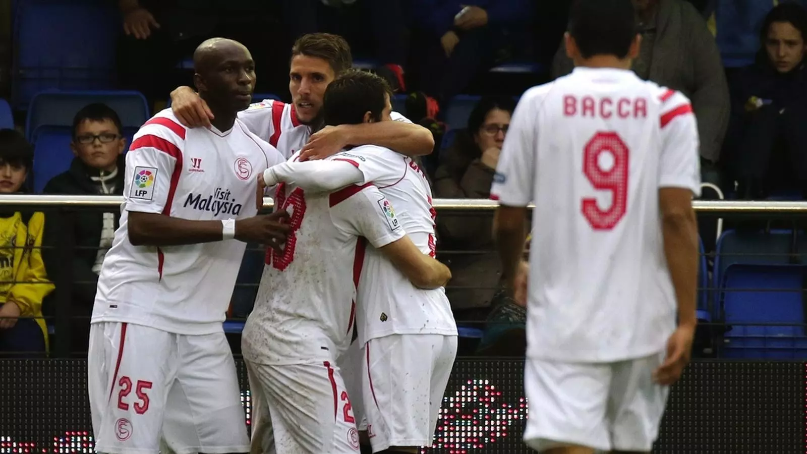 Els jugadors del Sevilla celebren un dels gols contra el Vila-real / JOSÉ JORDAN / AFP PHOTO