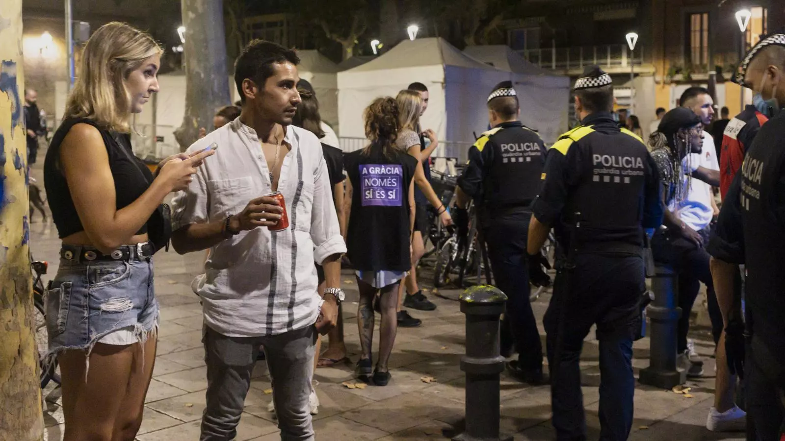 L'ambient nocturn a Gràcia en la primera nit sense toc de queda