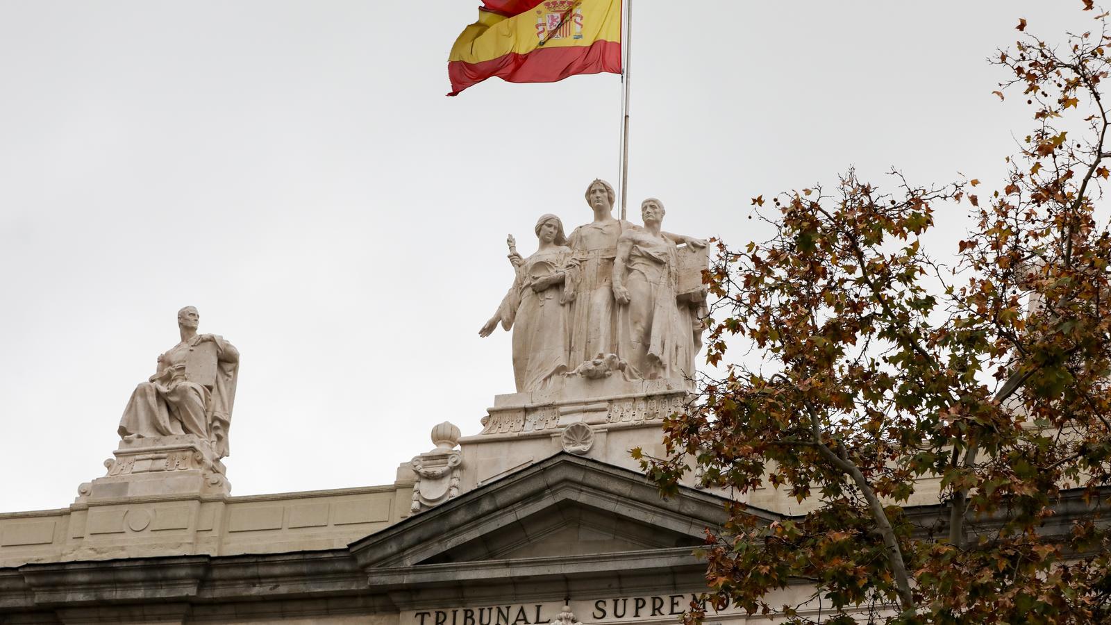 La bandera española en lo alto del edificio del Tribunal Supremo en Madrid.