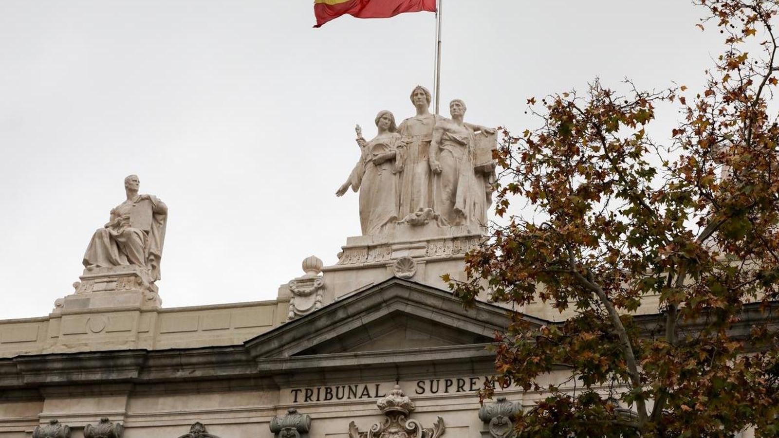 La bandera española en lo alto del edificio del Tribunal Supremo en Madrid.