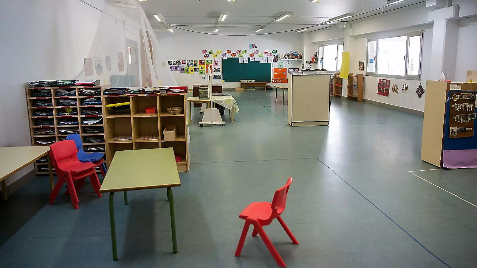 Imatge de l’aula d’una escola tancada a la ciutat alabesa de Labastida, on s’ha detectat un brot de coronavirus.