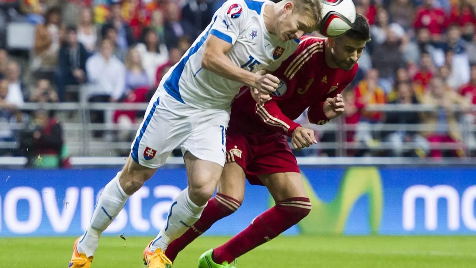 Gerard Piqué lluita una pilota amb Tomas Hubocan / JM SERRANO ARCE / GETTY IMAGES