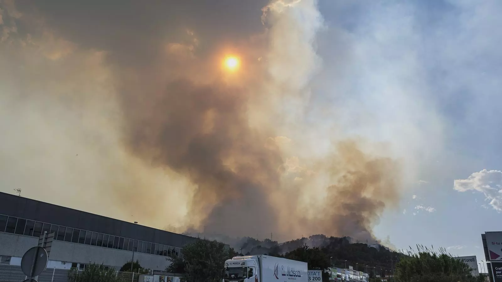 Imatge del primer dia del foc entre Castellví de Rosanes i Martorell.