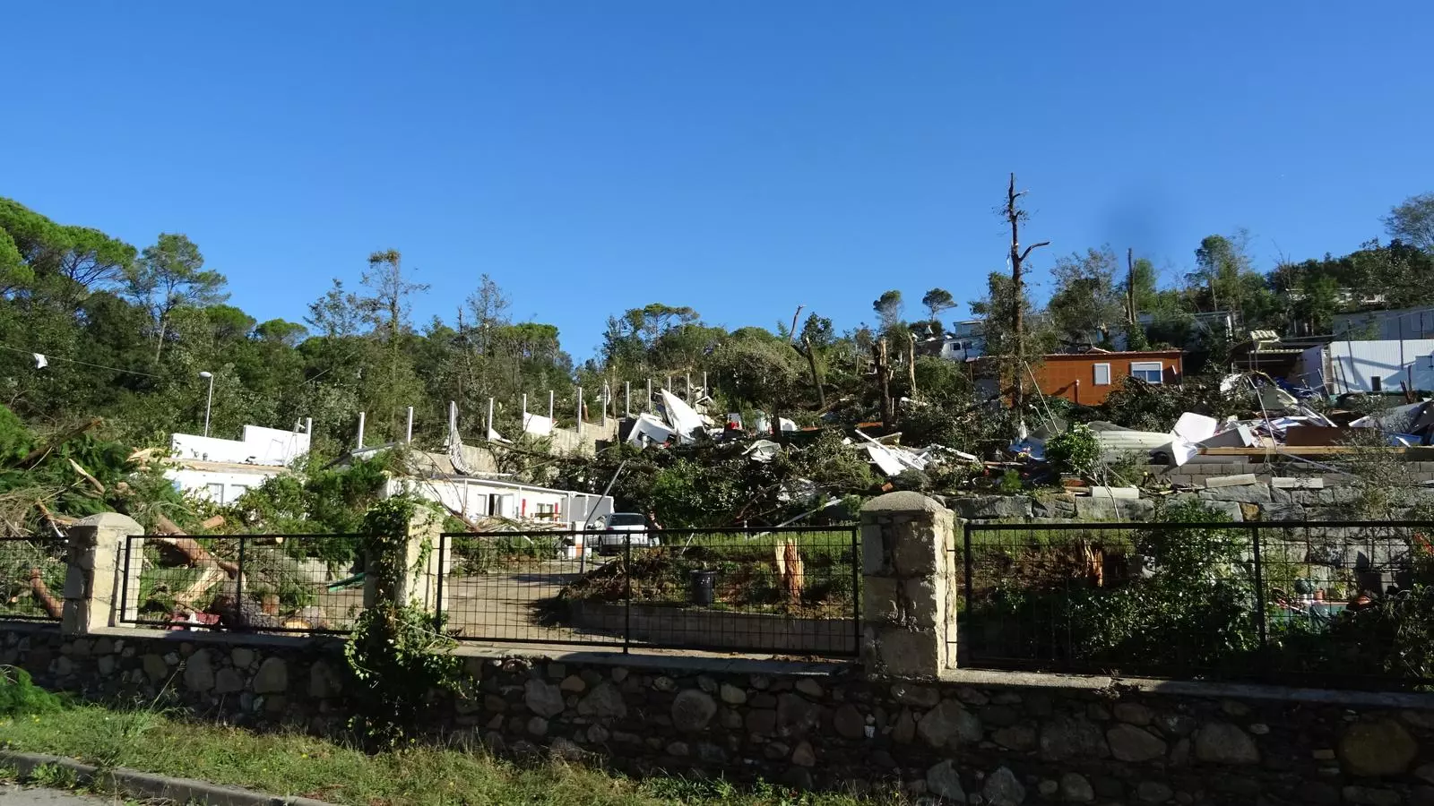 Estat en el que es trobava el càmping Aqua Alba aquest divendres al matí