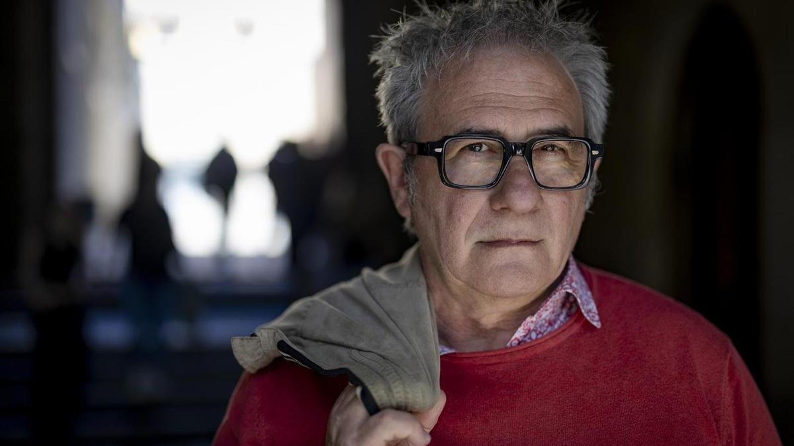 Joan Carreras en Barcelona, cerca de la Universitat Ramon Llull, donde da clases de narrativa.