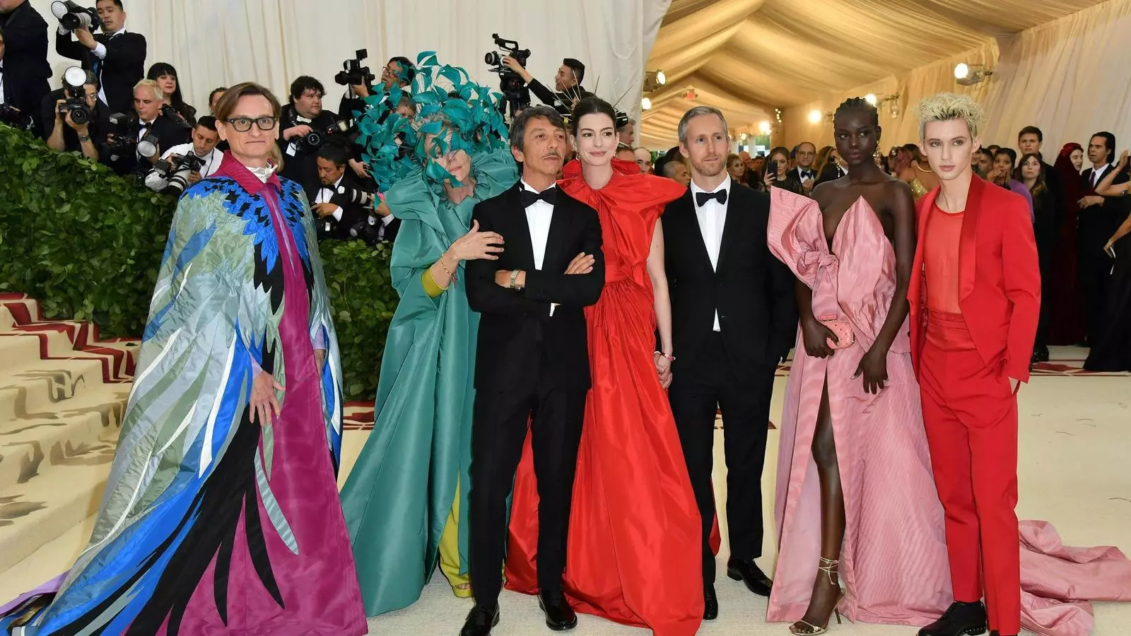 Un grup d'assistents a la gala Met, entre els que hi ha l'actriu Frances McDormand, de blau