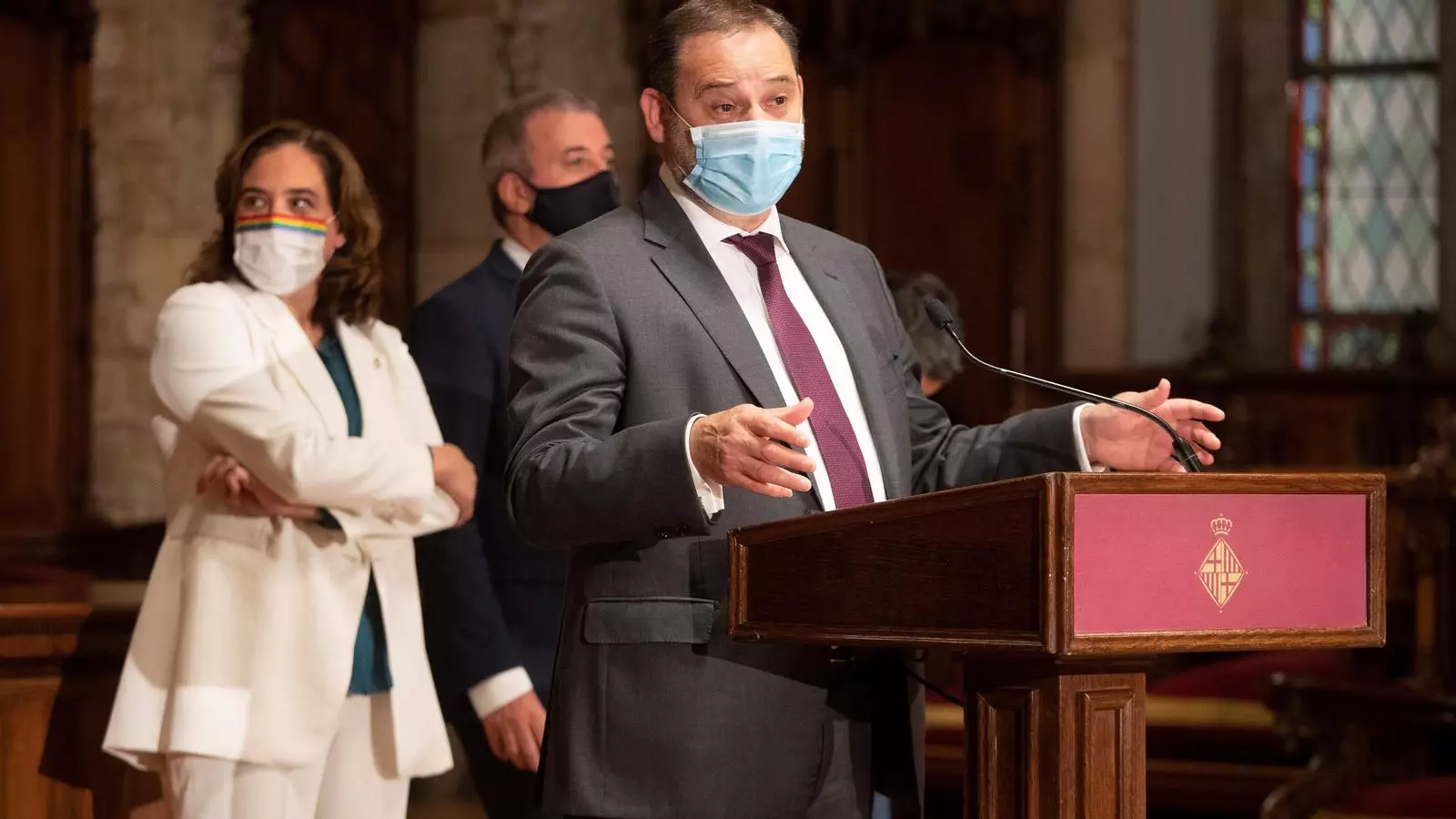 El ministre de Transport, José Luís Ábalos, durant la presentació del conveni entre l'Ajuntament de Barcelona i l'Estat en matèria d'habitatge públic, amb Ada Colau i Jaume Collboni, al fons